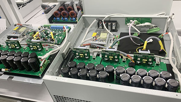 Liệu bộ tạo nguồn phản ứng tĩnh có chức năng của tụ điện không?